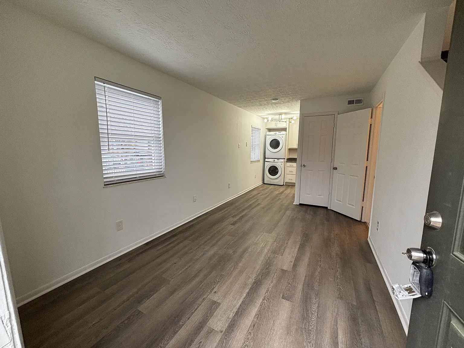526 Forest St — Photo 2