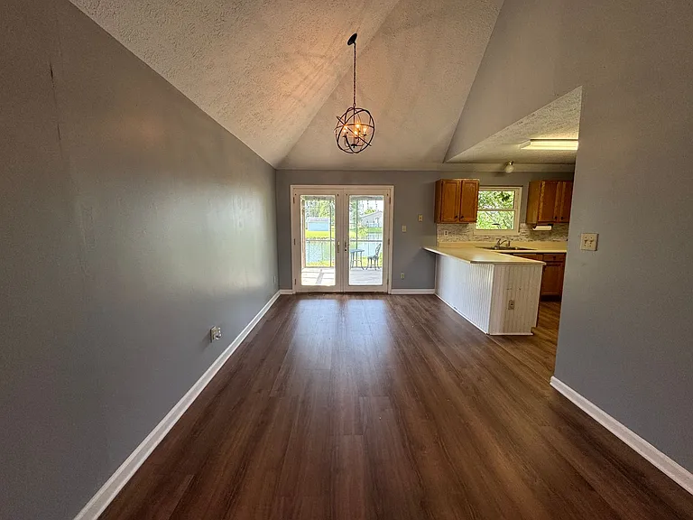 1049 Mustang Ct — Photo 6
