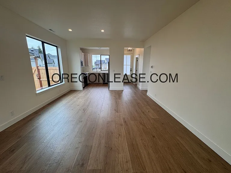 Brand new 3 bedroom 2.5 bath Coburg townhome — Photo 10