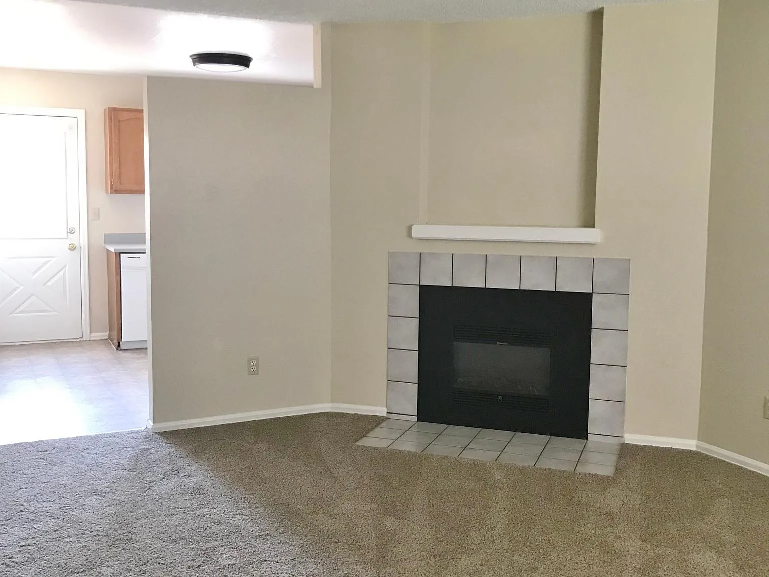 2 bed, 1.5 bath, 964 sqft, $1,325 — Photo 2