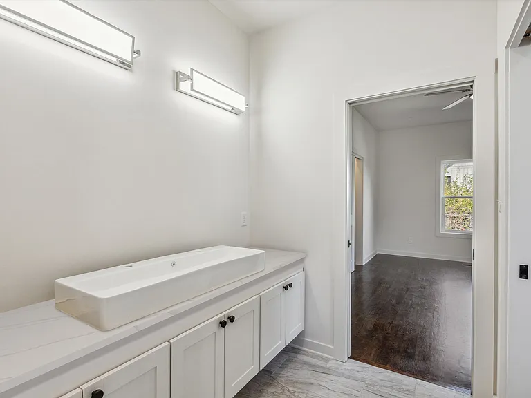 2060 Carr Ave — Photo 7