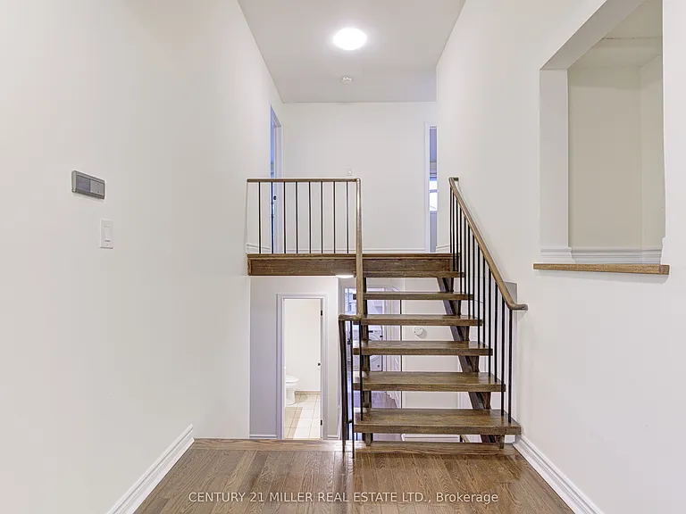 163 Castle Cres — Photo 22