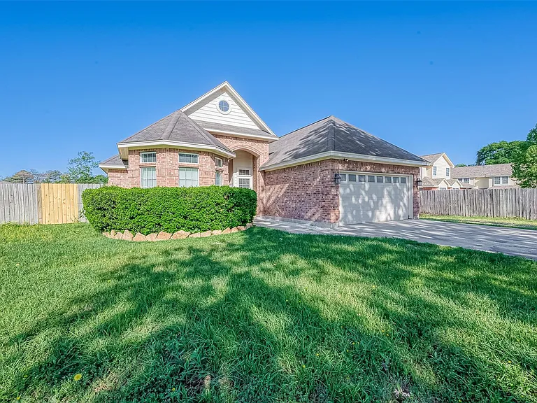 1189 Lovett St — Photo 3