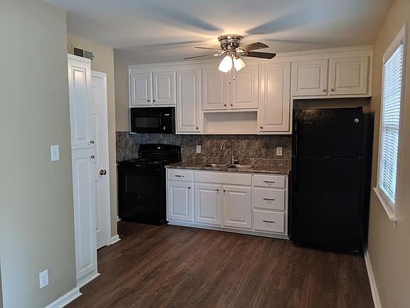 3rd image of 130 Colonial Ct