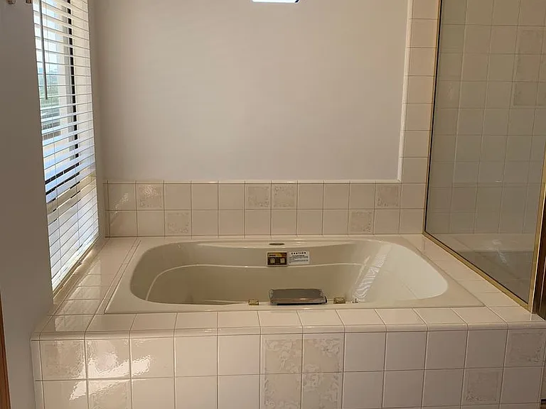 3747 Lincolnwood Dr — Photo 35
