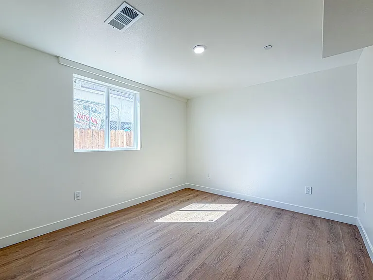 423 E 31st St — Photo 34