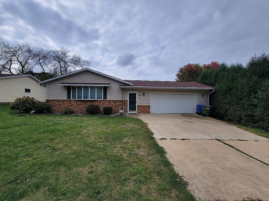 1004 Prospect St, Cresco, IA 52136 Zillow