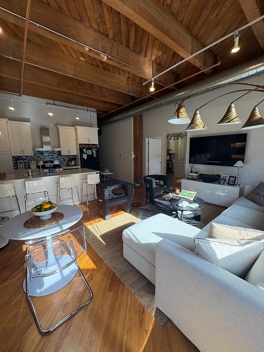 living room - 1040 W Adams St #328