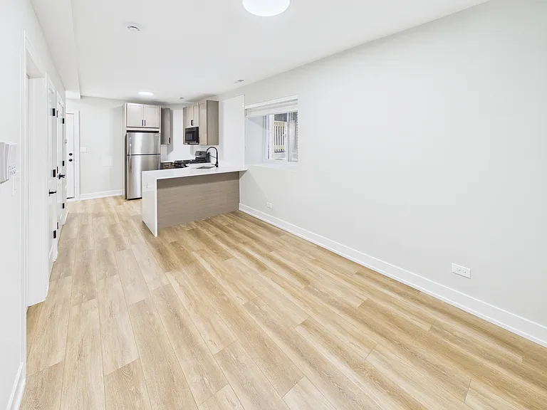 2142 S Fairfield Ave — Photo 10