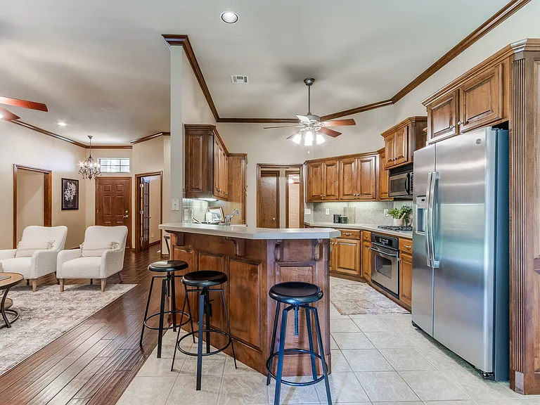 16616 Hardwood Pl — Photo 4