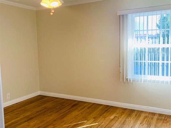 4th image of 300-322 N Hollywood Way #2-302-1