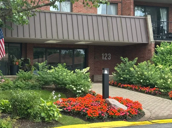 123 Acacia Cir APT 414, Indian Head Park, IL 60525