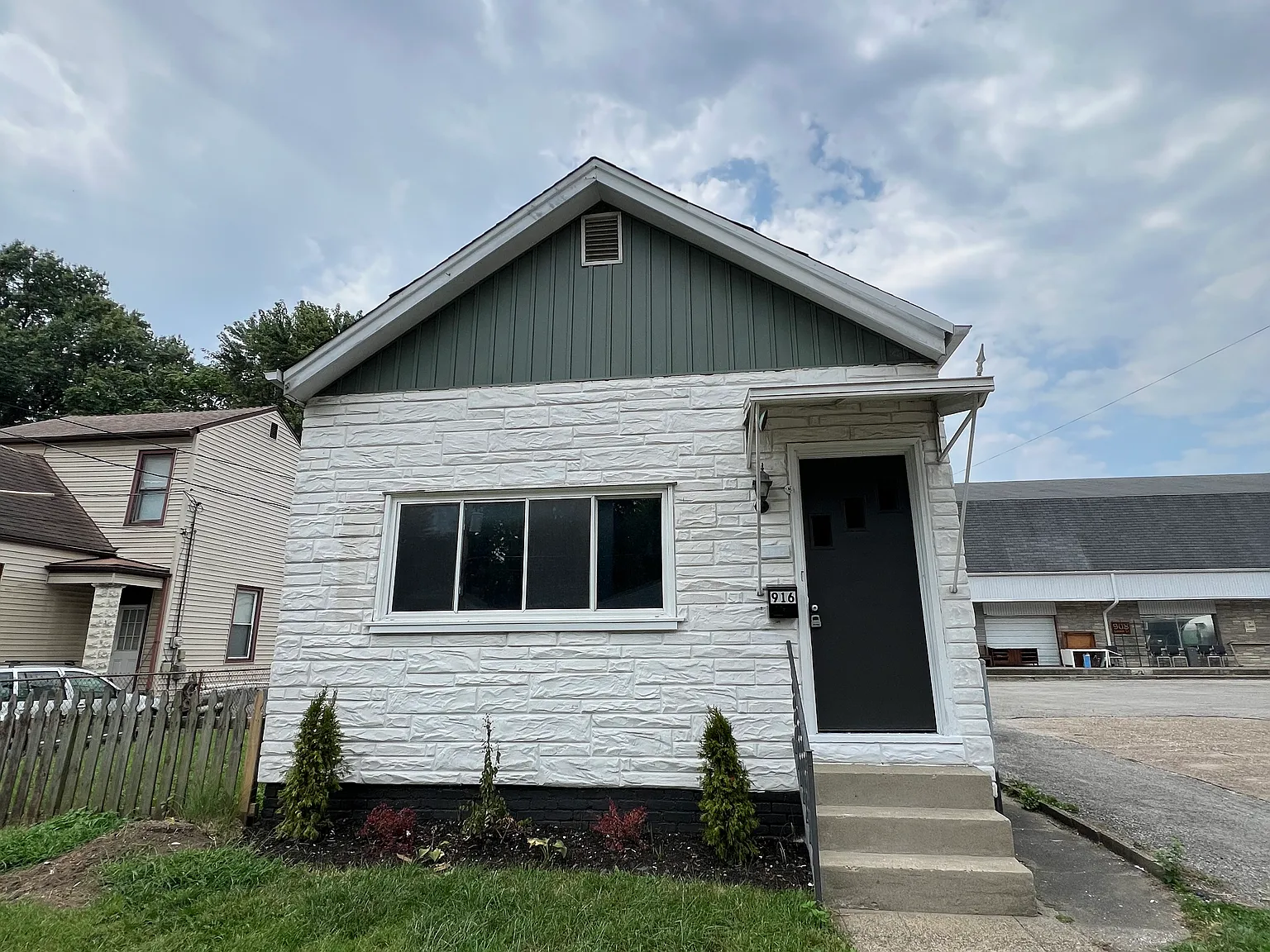 2 bed, 880 sqft, $1,300 — Photo 1
