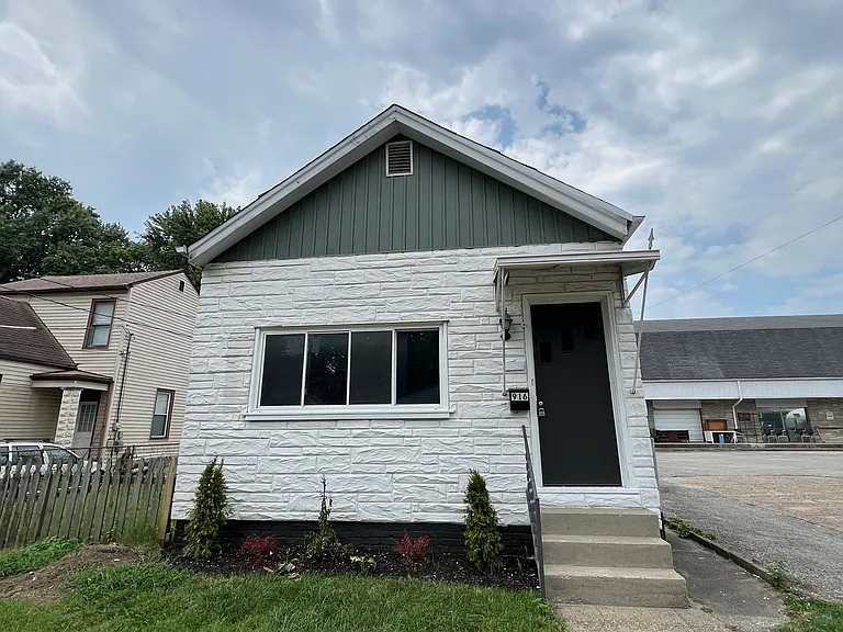 916 Swan St — Photo 1