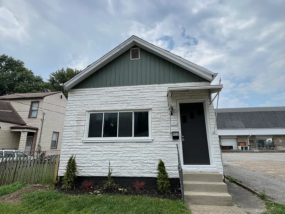 916 Swan St