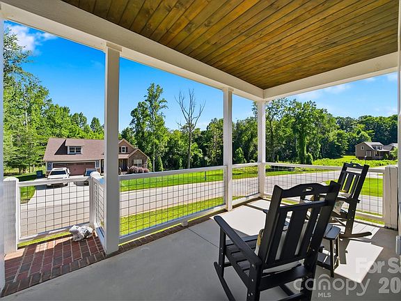 5th image of 135 Maplewood Ct