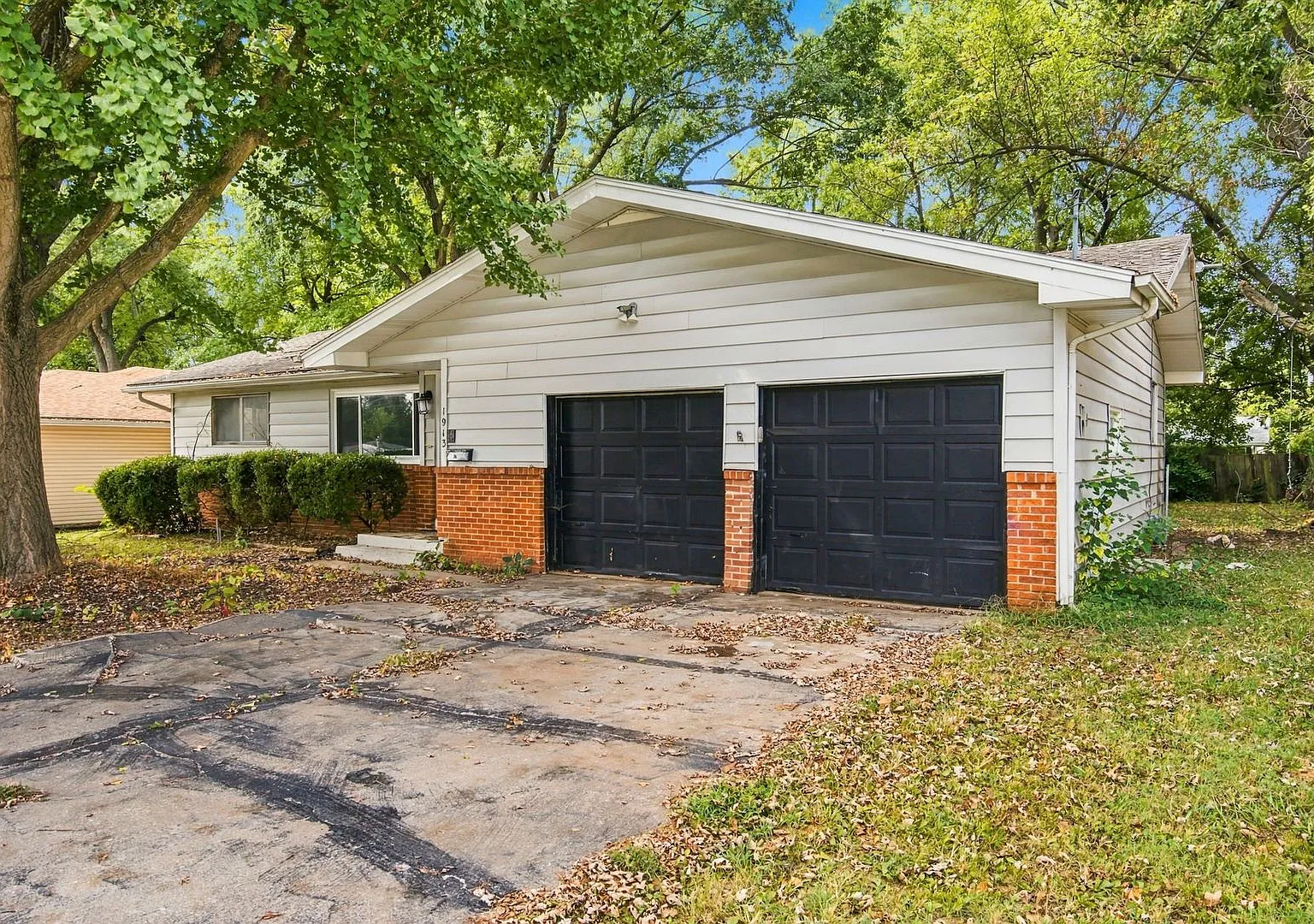 Spacious 3-Bedroom Home with 2-Car Garage in a Great Location! — Photo 3