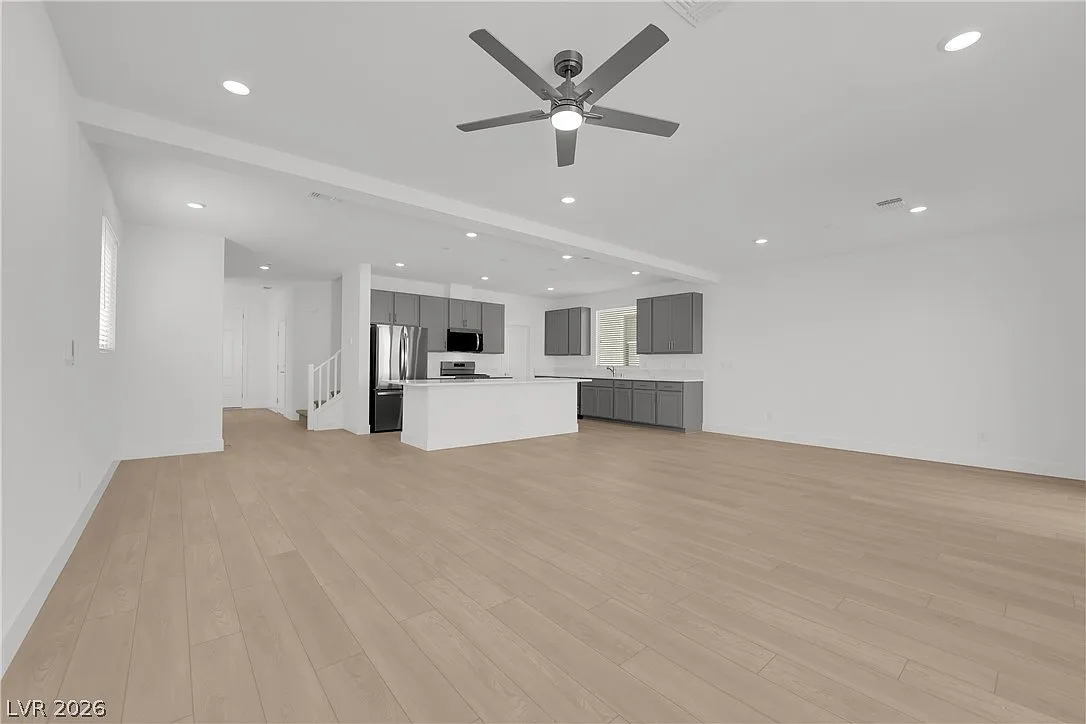 4 bed, 2.5 bath, 2274 sqft, $2,600 — Photo 4