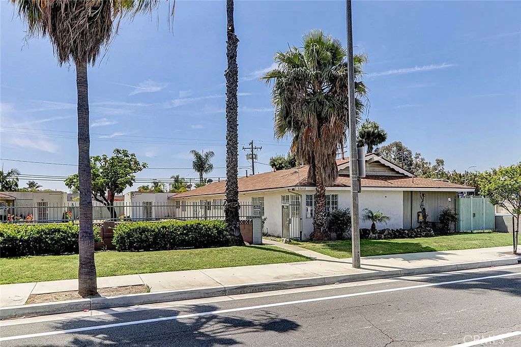 10 bed, 3332 sqft, $10,000 — Photo 1