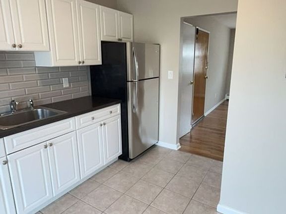 3rd image of 303 Plainfield Ave APT B5