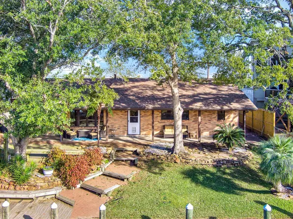 50 Lazy Ln, Kemah, TX 77565