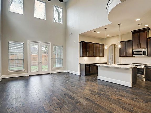 4th image of 4851 Benning Dr