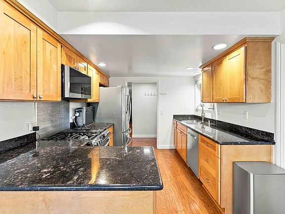 5th image of 623 Seneca Ct