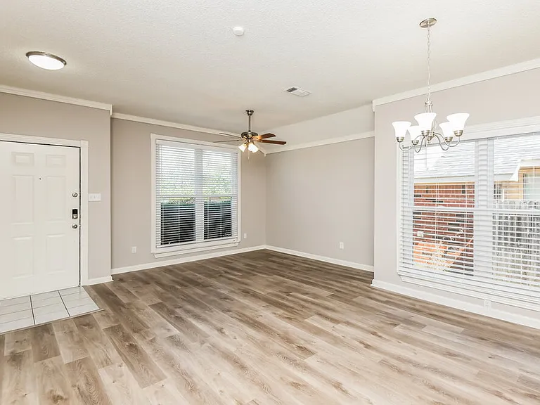 216 Rosewood Ln — Photo 6