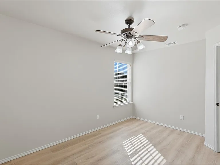 821 Benning — Photo 28