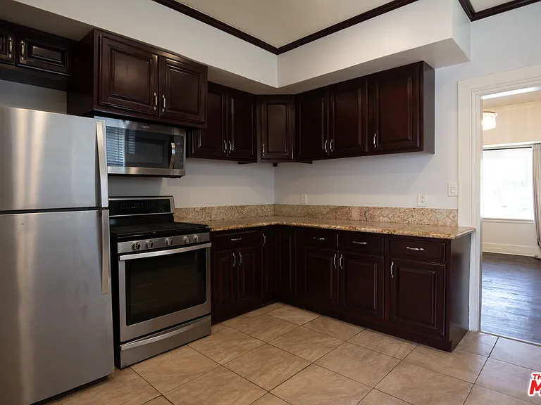 2142 S Victoria Ave — Photo 11