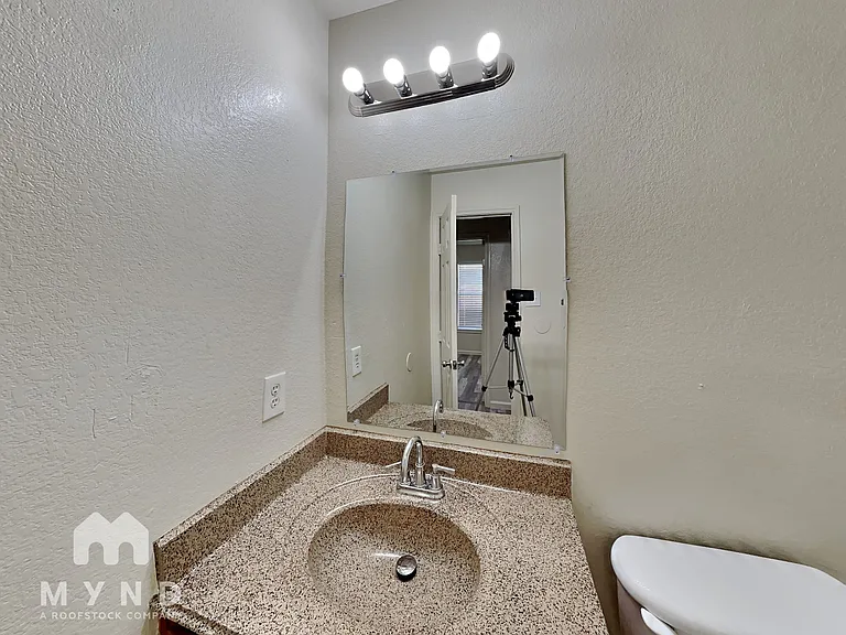 1421 E Robert St — Photo 19