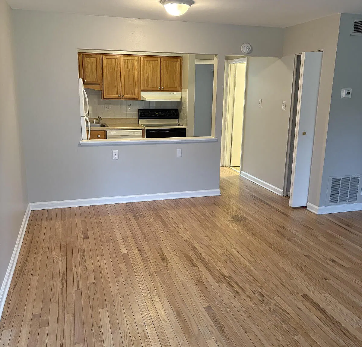 1 bed, 1.0 bath, 650 sqft, $950 — Photo 2