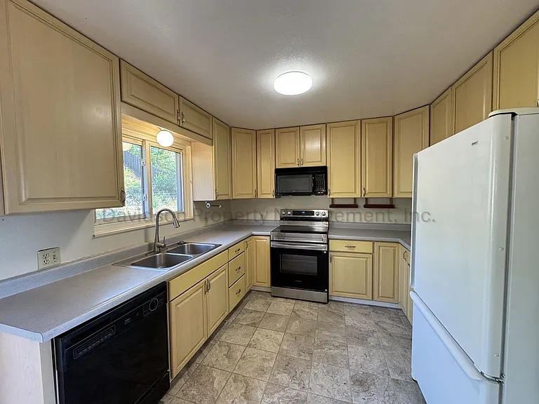 1429 Auburn Dr — Photo 6
