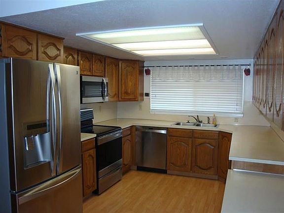 5th image of 721 Pioneer Dr