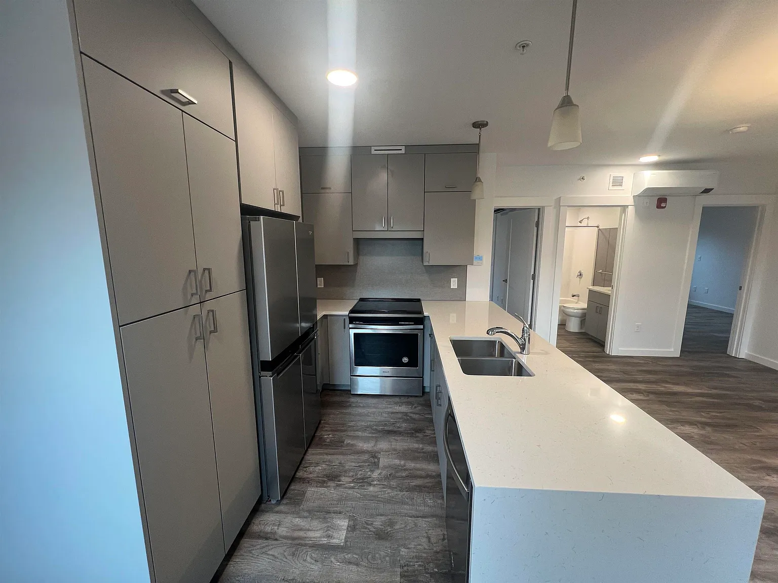 2 bed, 1.0 bath, 800 sqft, $2,400 — Photo 2