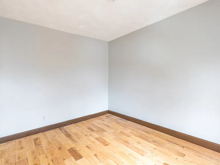 327 Saxton St — Photo 7