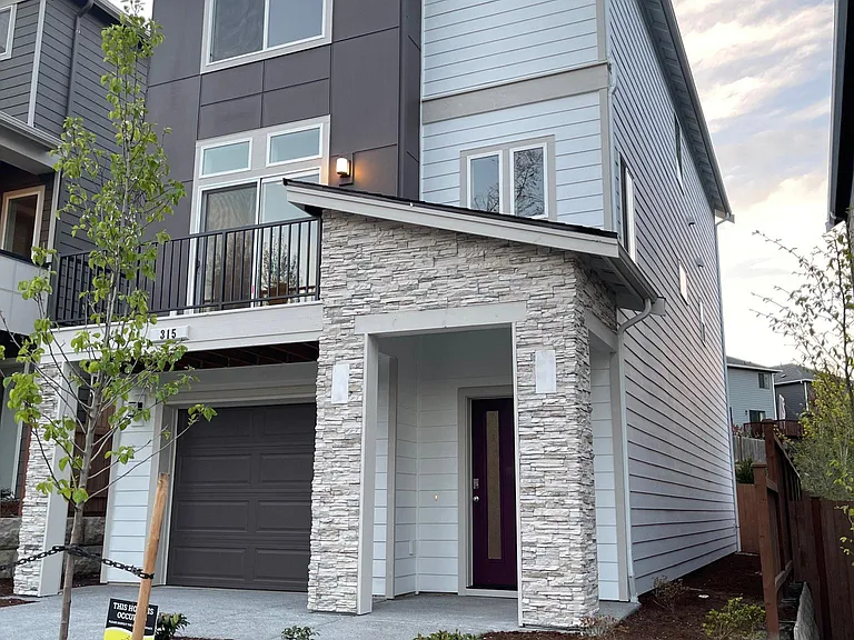 315 207th St SE — Photo 1