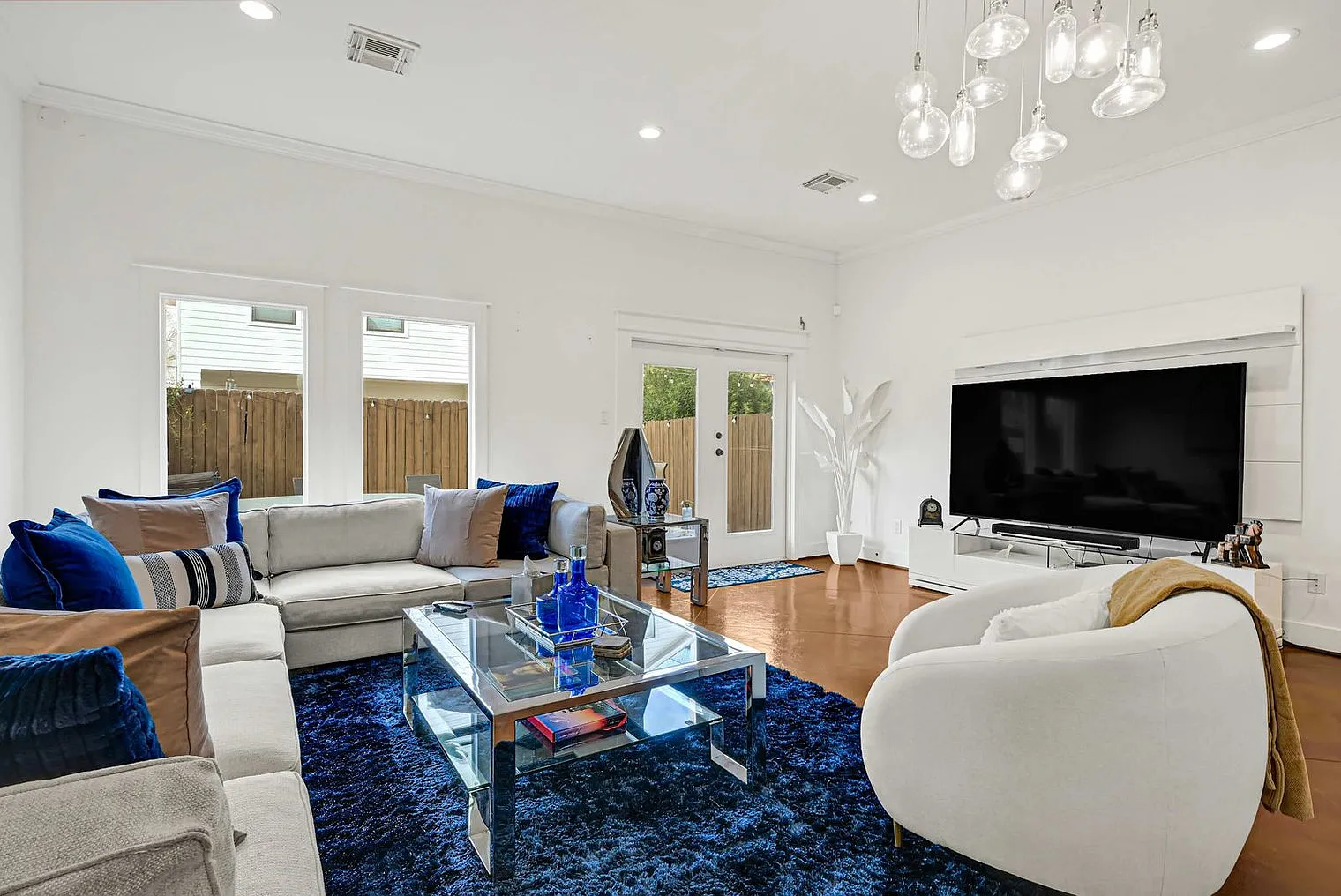 3 bed, 2.0 bath, 2346 sqft, $9,194 — Photo 4