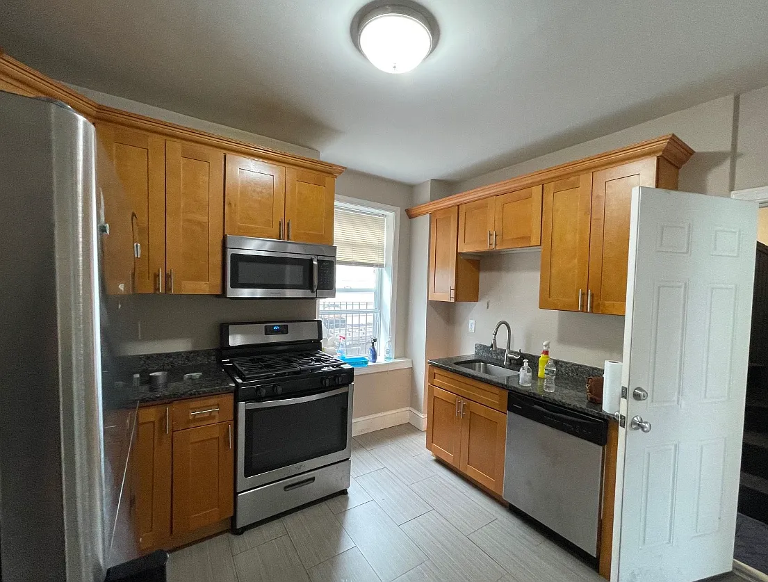 4 bed, 950 sqft, $3,950 — Photo 1