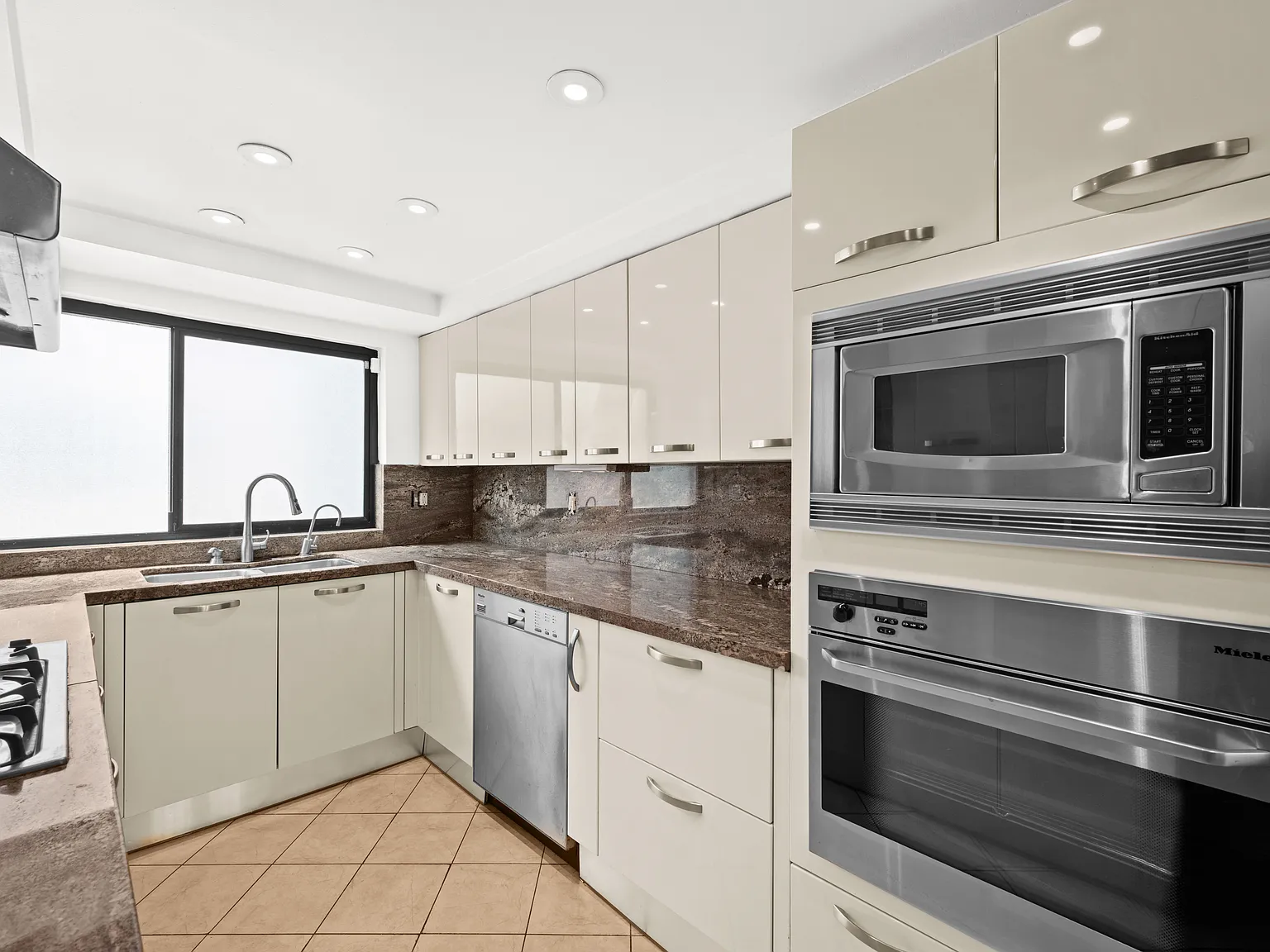 3 bed, 1869 sqft, $7,200 — Photo 3
