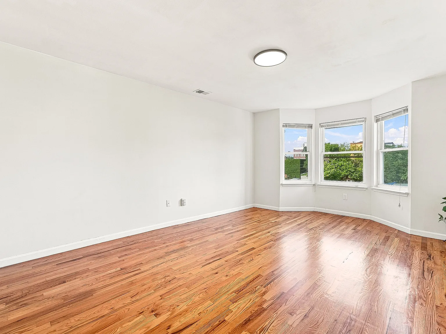 3 bed, 1100 sqft, $2,700 — Photo 2