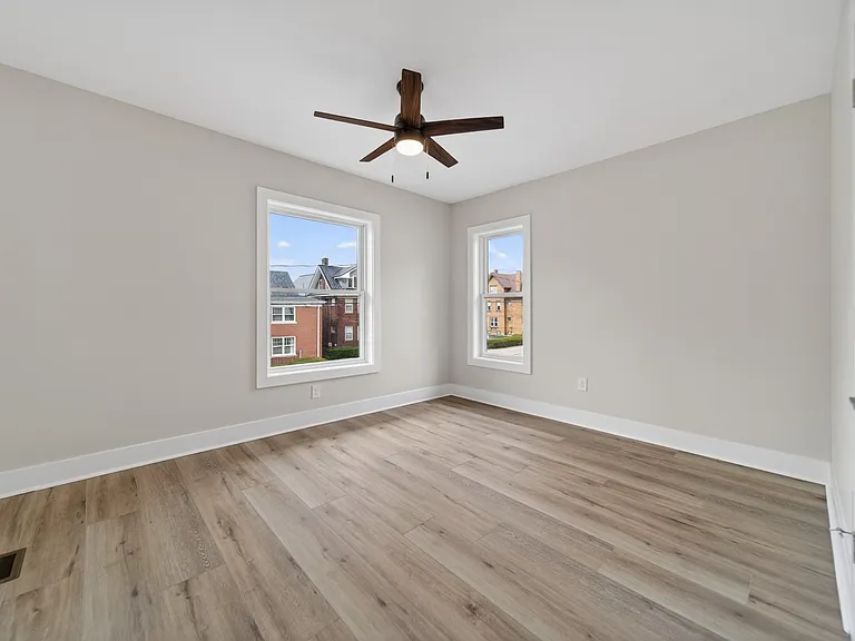 729 W 9th St — Photo 12