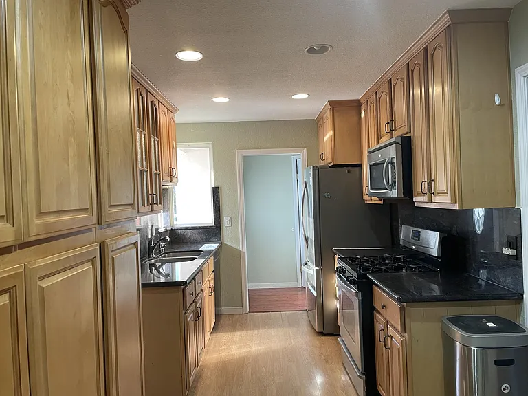 954 Colusa Ave — Photo 8