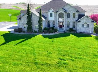 3055 Valley View Ct, Clinton, IA 52732