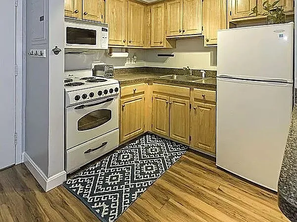 1025 Hancock St #1H — Photo 2