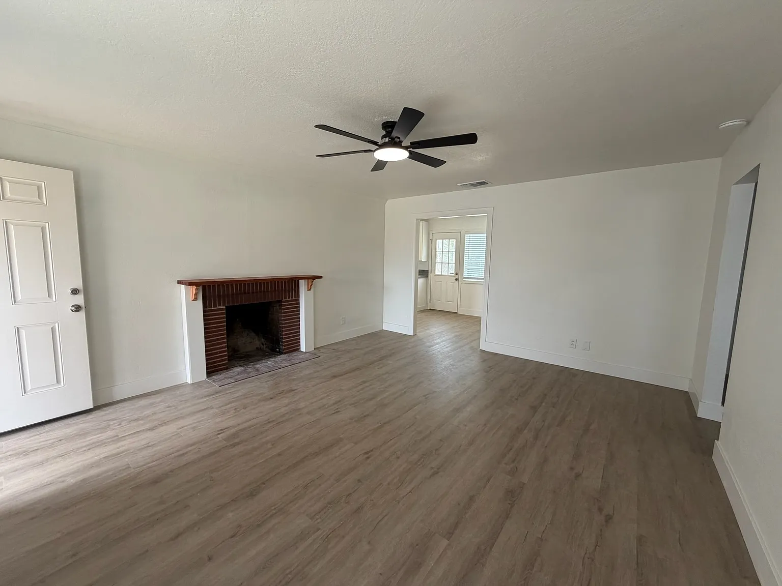 2 bed, 848 sqft, $2,600 — Photo 2