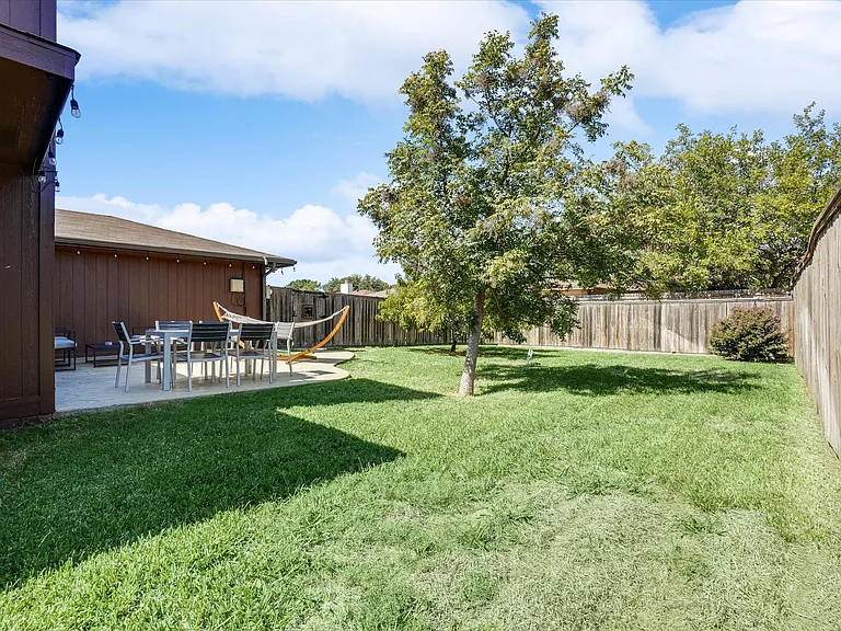 1725 Canterbury Ln — Photo 37