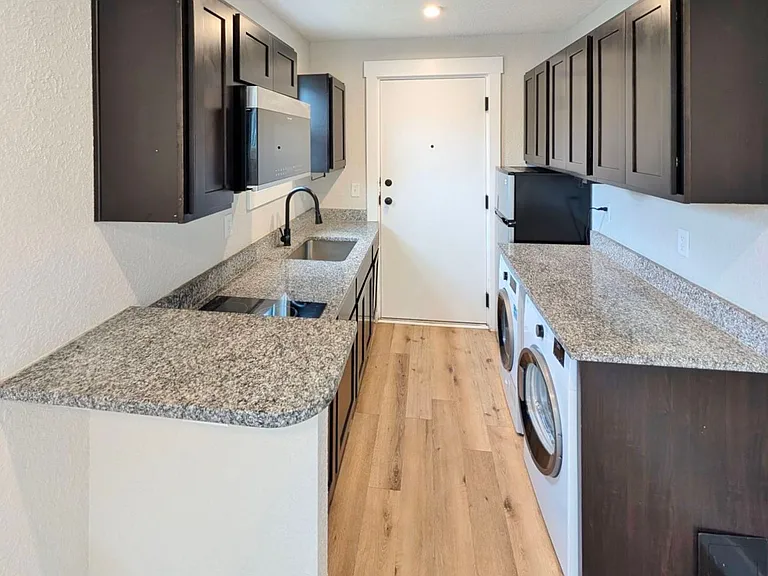 412 E Ashley St — Photo 4