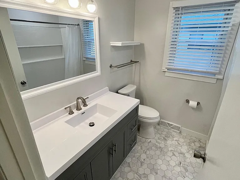 1821 Johnson St NE — Photo 8