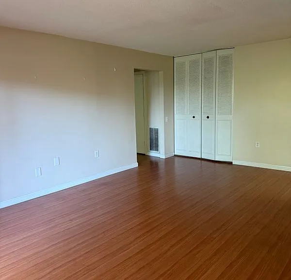 70K Shrewsbury Green Dr #K — Photo 4